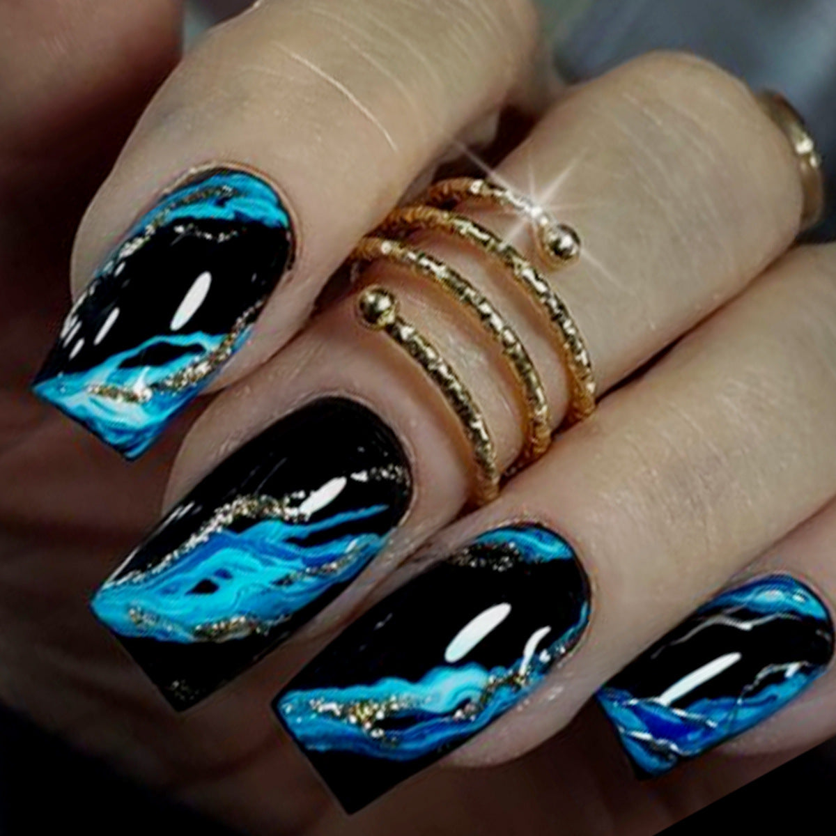 Künstlerische Acryl-Nagelverlängerungen mit goldenen Akzenten Brehn