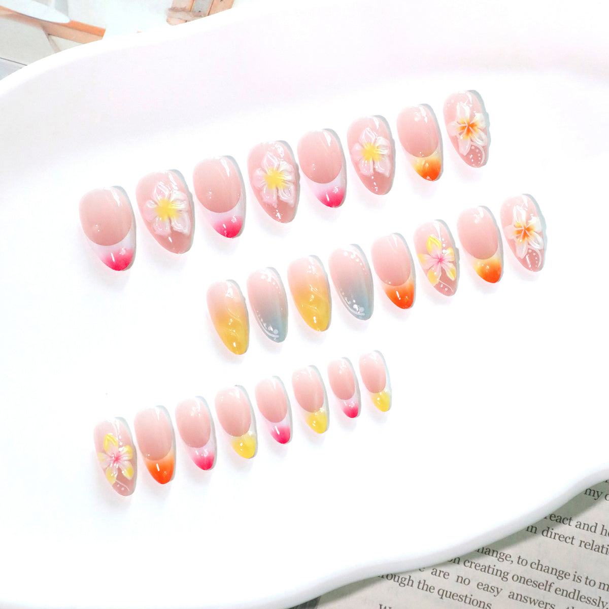 Kunstvolle Nageldesigns mit floralen Akzenten und sanften Farbverläufen Brehn