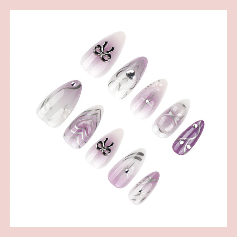 Kunstnagelset mit eleganten Blumen- und Glitzerakzenten Brehn