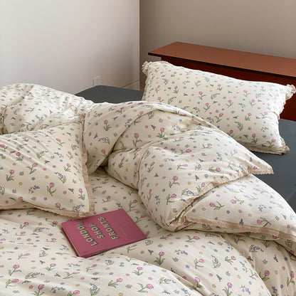 Fein gewebte Baumwoll-Perkal-Bettwäschegarnitur mit zartem Blumenprint und gehäkelter Spitzenkante