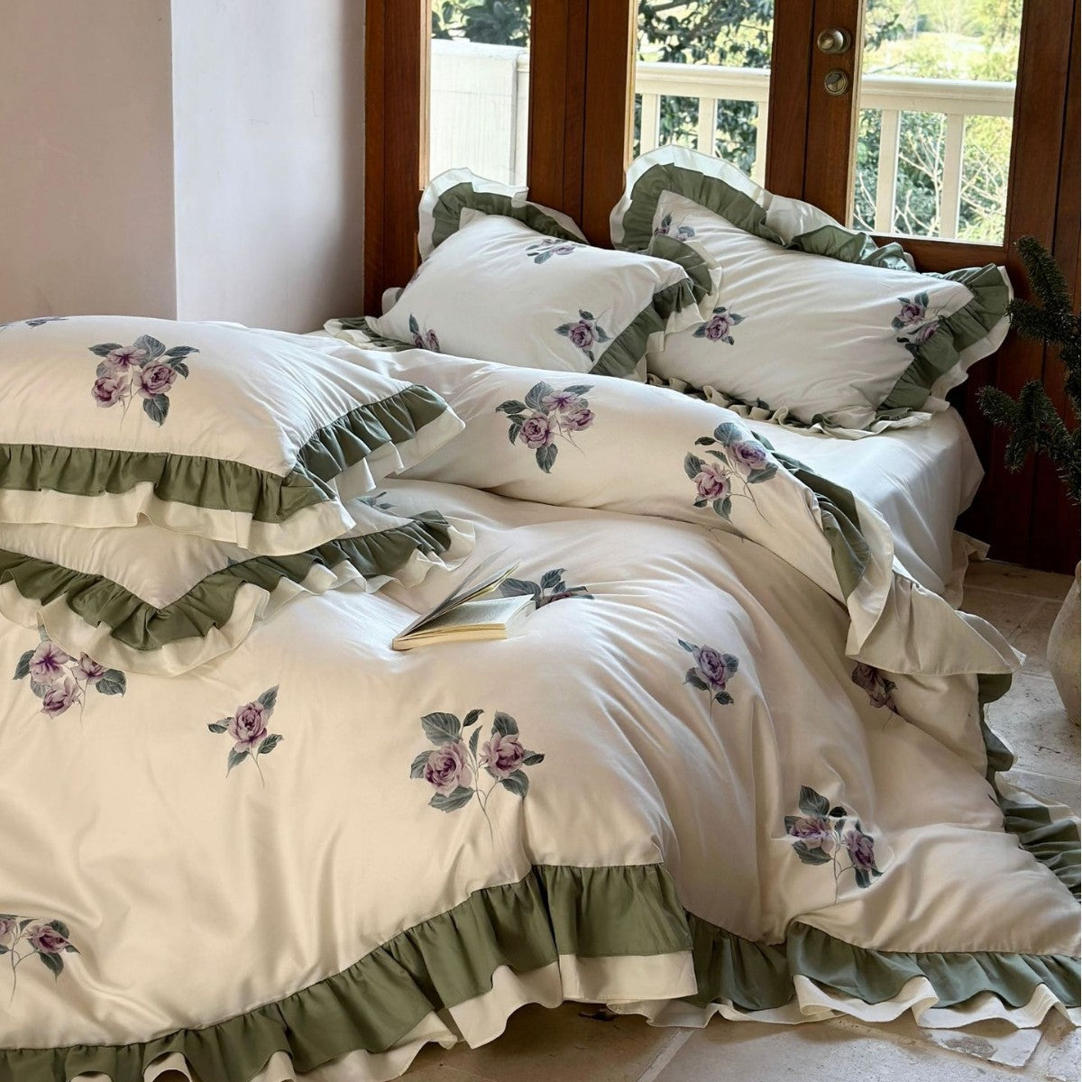 Blumengesticktes Rüschensatin-Bettbezug-Set mit doppellagigem Rüschensaum