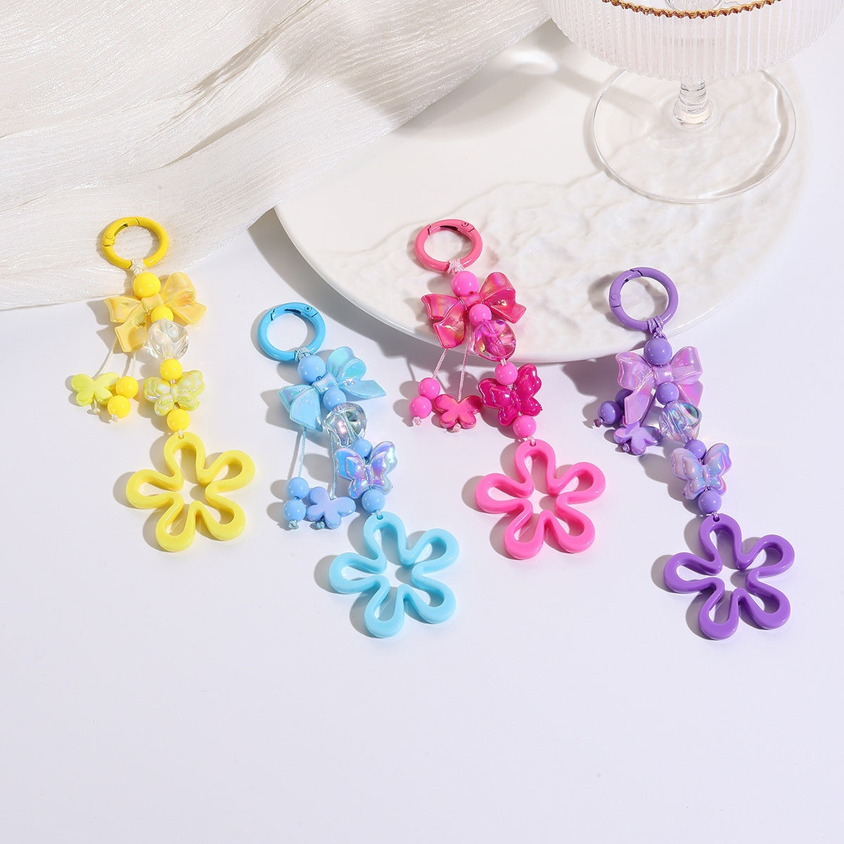 Verspielter Schlüsselanhänger mit Blüten- und Schmetterlingsdetails Brehn