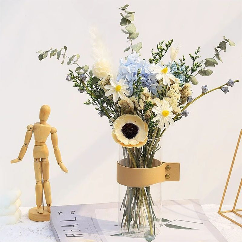 Elegante Blumenarrangement in Glasvase