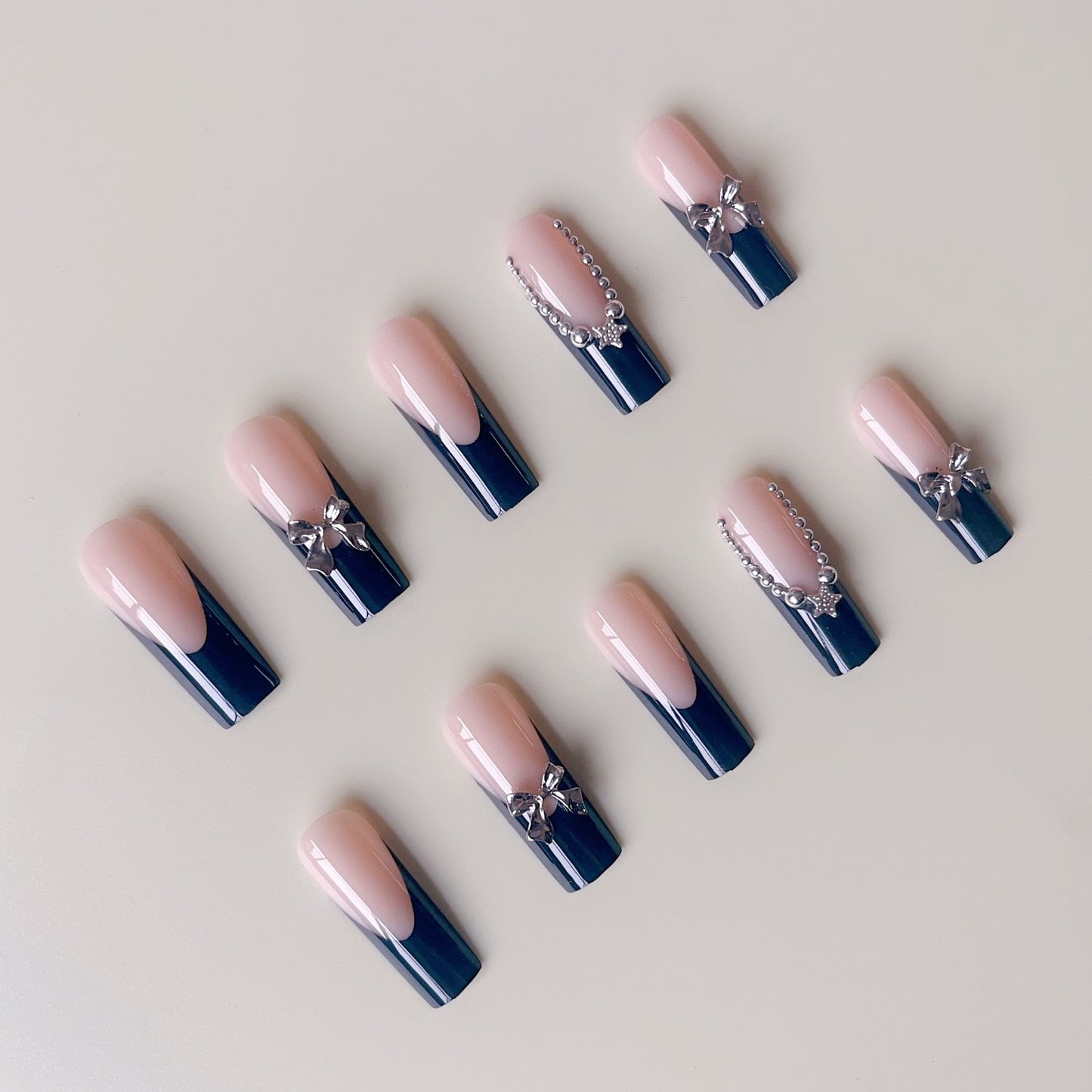 Kunstnagelset mit glamourösen Strassakzenten und eleganten 3D-Designs Brehn