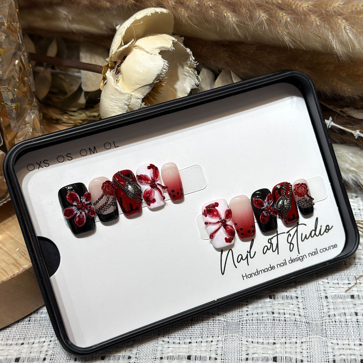 Künstlerisches Nagelschmuck Press-On Set mit einzigartigen floralen und Edelsteindesigns Brehn