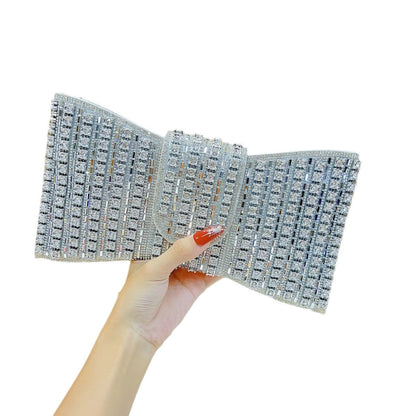 Glamouröse, mit Rhinestones besetzte Abend-Clutch