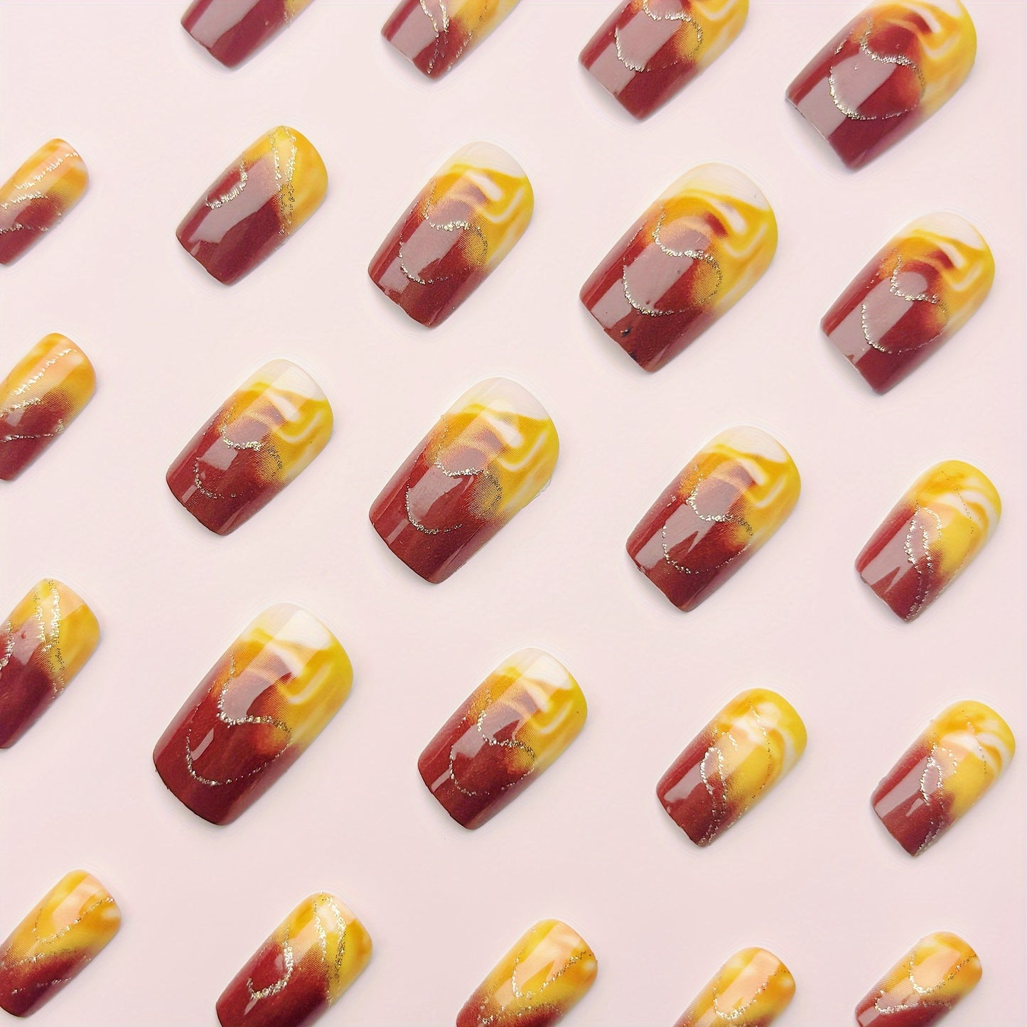Kunstnagelset mit Marmoriertem Design und Goldakzenten Brehn