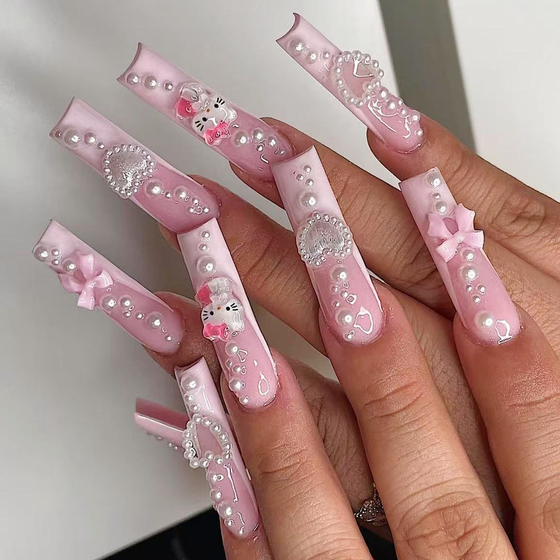 Kunstnagelset mit verspielten 3D-Pflege- und Perlenverzierungen Brehn
