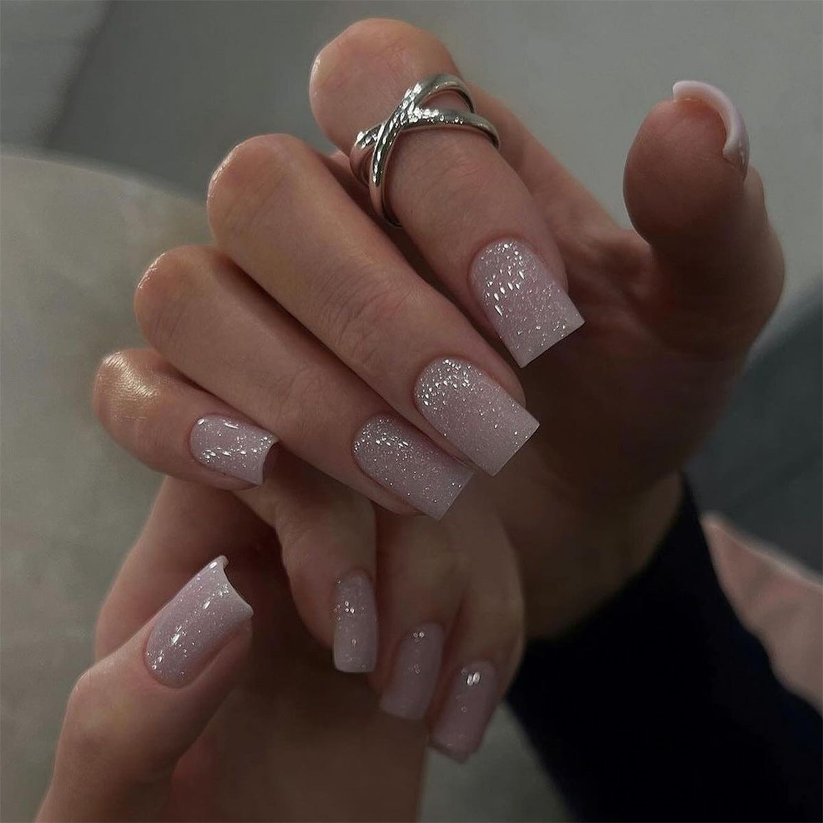 Kunstvolle Nagelverlängerungen mit glitzerndem Finish Brehn