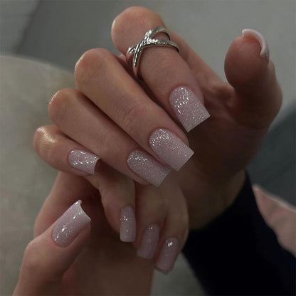 Kunstvolle Nagelverlängerungen mit glitzerndem Finish Brehn