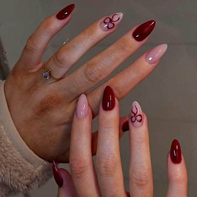 Kunstnagelset mit luxuriösen tiefroten und blassen Rosétönen Brehn