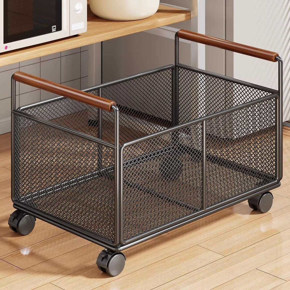 Rollwagen aus Mesh mit Holzgriffen