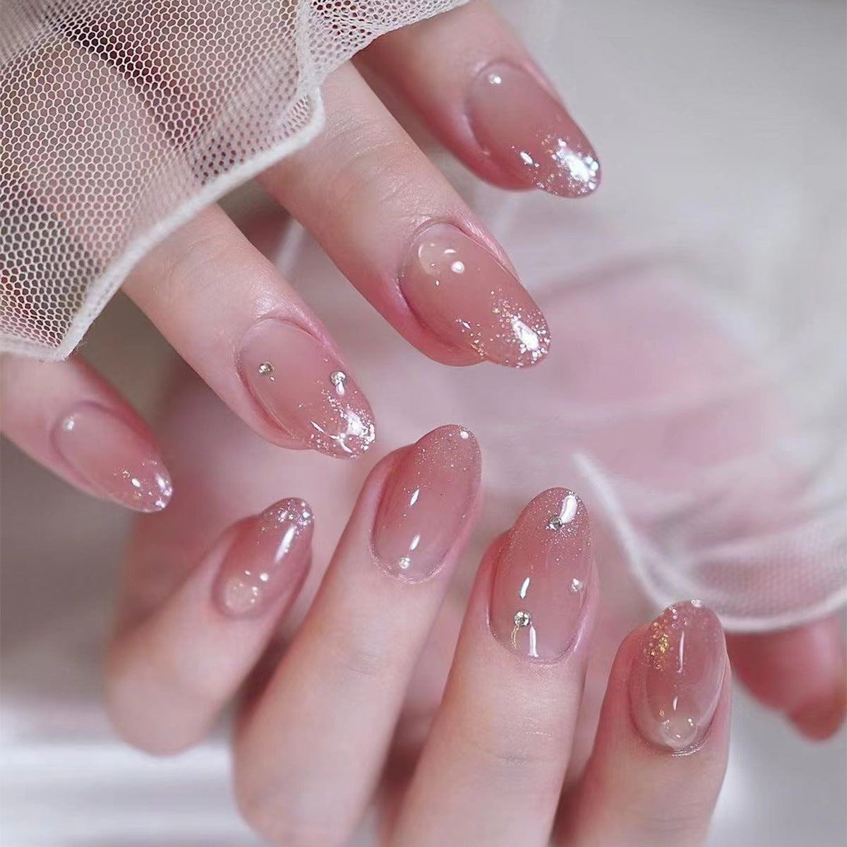 Kunstvolle Nagelverlängerungen mit Glitzerakzenten Brehn