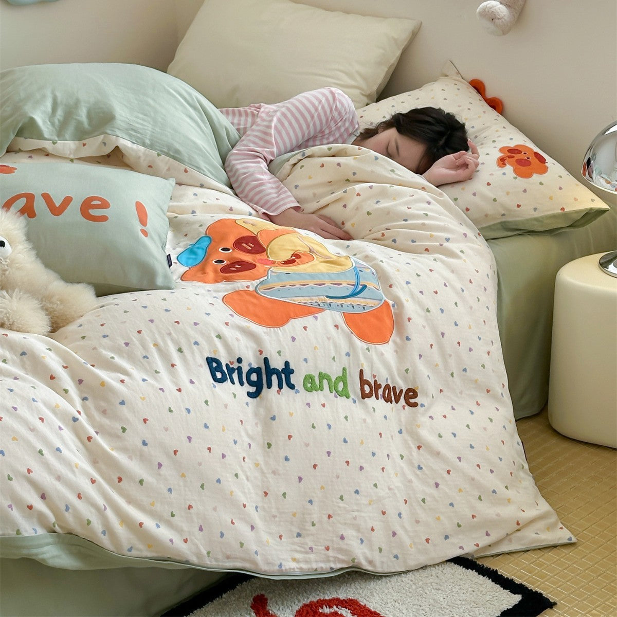 Kinder Baumwoll-Satin Bettwäsche Set mit gesticktem Bärenapplikation und Mikro-Herz-Print