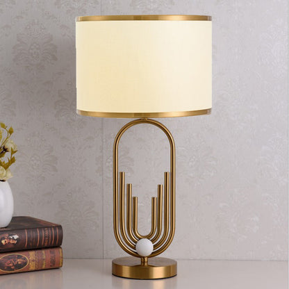 Künstlerische Tischlampe mit Gold- und Cremetönen