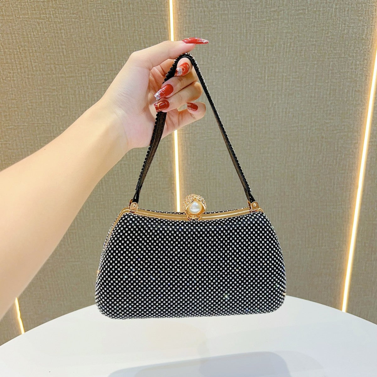 Strass-besetzte Abendhandtasche