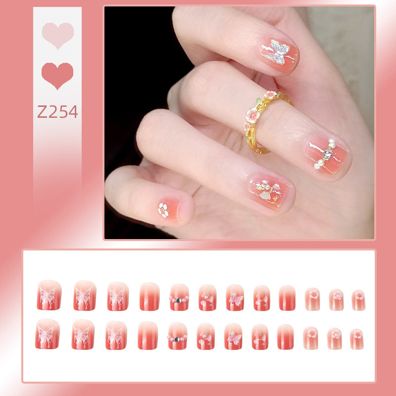 Kreatives Kunstnagelset mit floralen Verzierungen Brehn