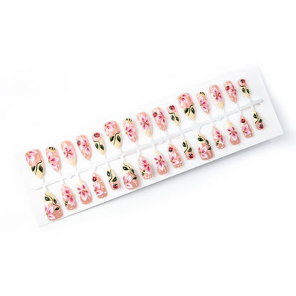Kunstvolle Nagelverlängerungen mit floralen Designs Brehn