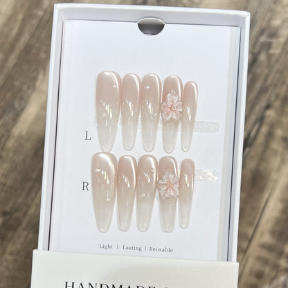 Elegante Stiletto-Nagelverlängerungen mit floralen Akzenten Brehn