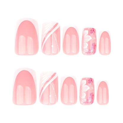 Kunstvolle Nagelkunst mit eleganten französischen Spitzen und floralen Akzenten Brehn