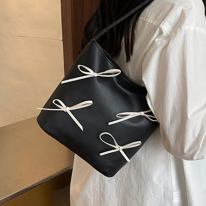 Schultertasche mit Schleifenverzierung