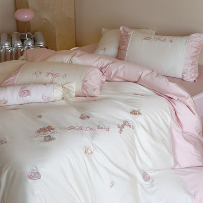 Pastell Erdbeer-Motiv Baumwoll-Satin Bettdeckenbezug Set mit Rüschenschonbezügen und dekorativem Bolster