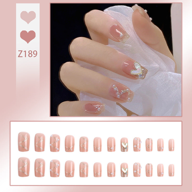 Kunstnagelset mit eleganten Perlen- und Glitzerakzenten Brehn