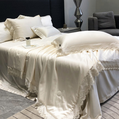 Elegante Satin-Bettwäschegarnitur mit Spitzenbordüre und gesteppter Tagesdecke