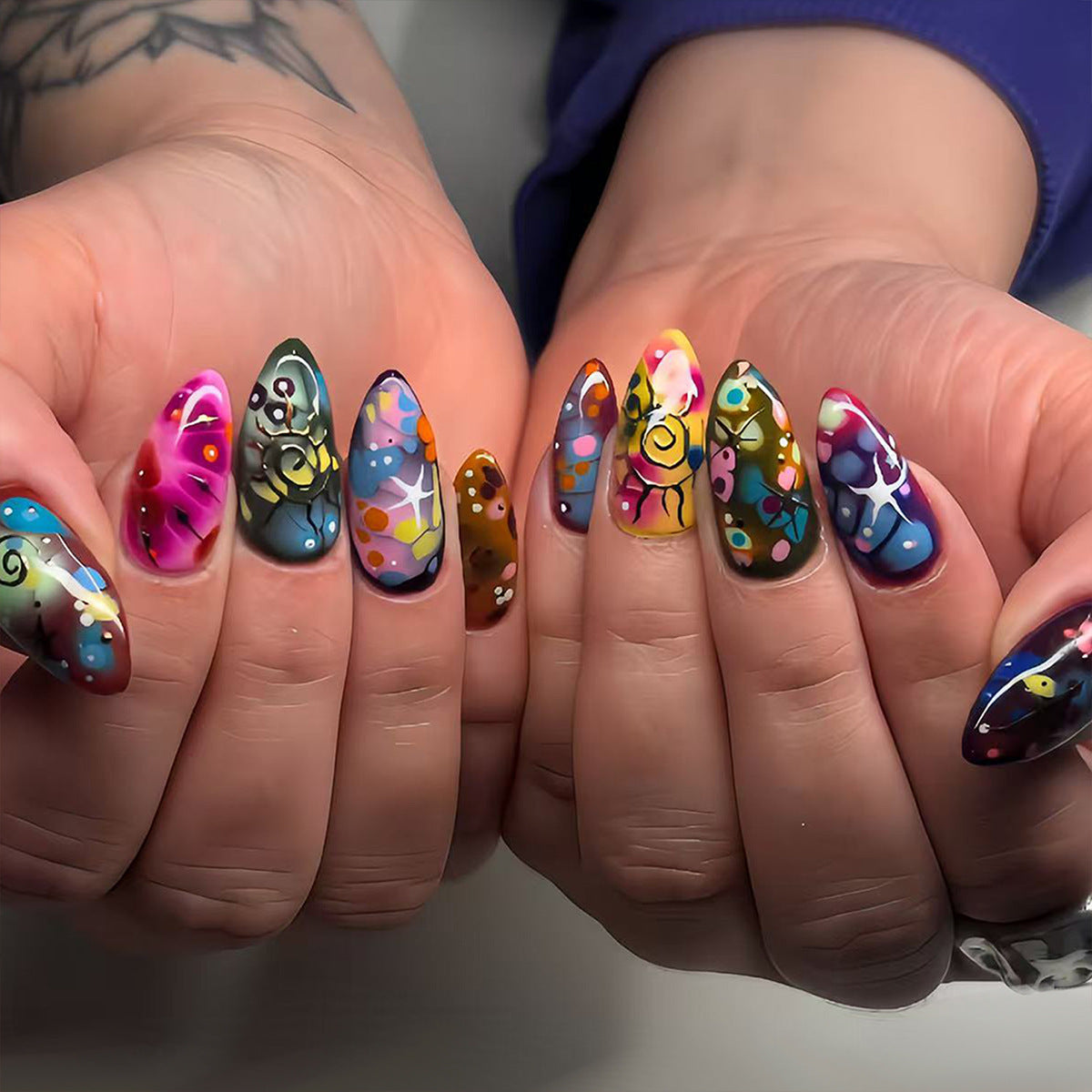 Kunstfingernägel mit Handgefertigten Designs Brehn