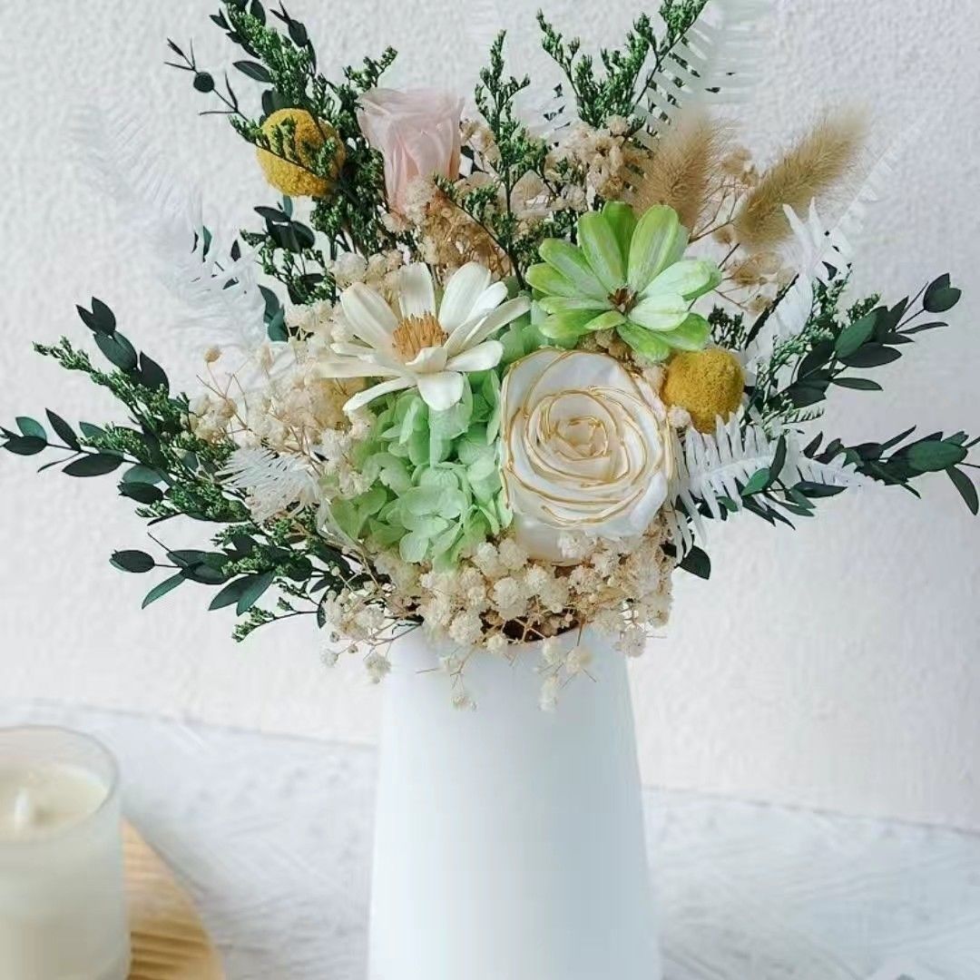 Lebensechte botanische Blumenanordnung