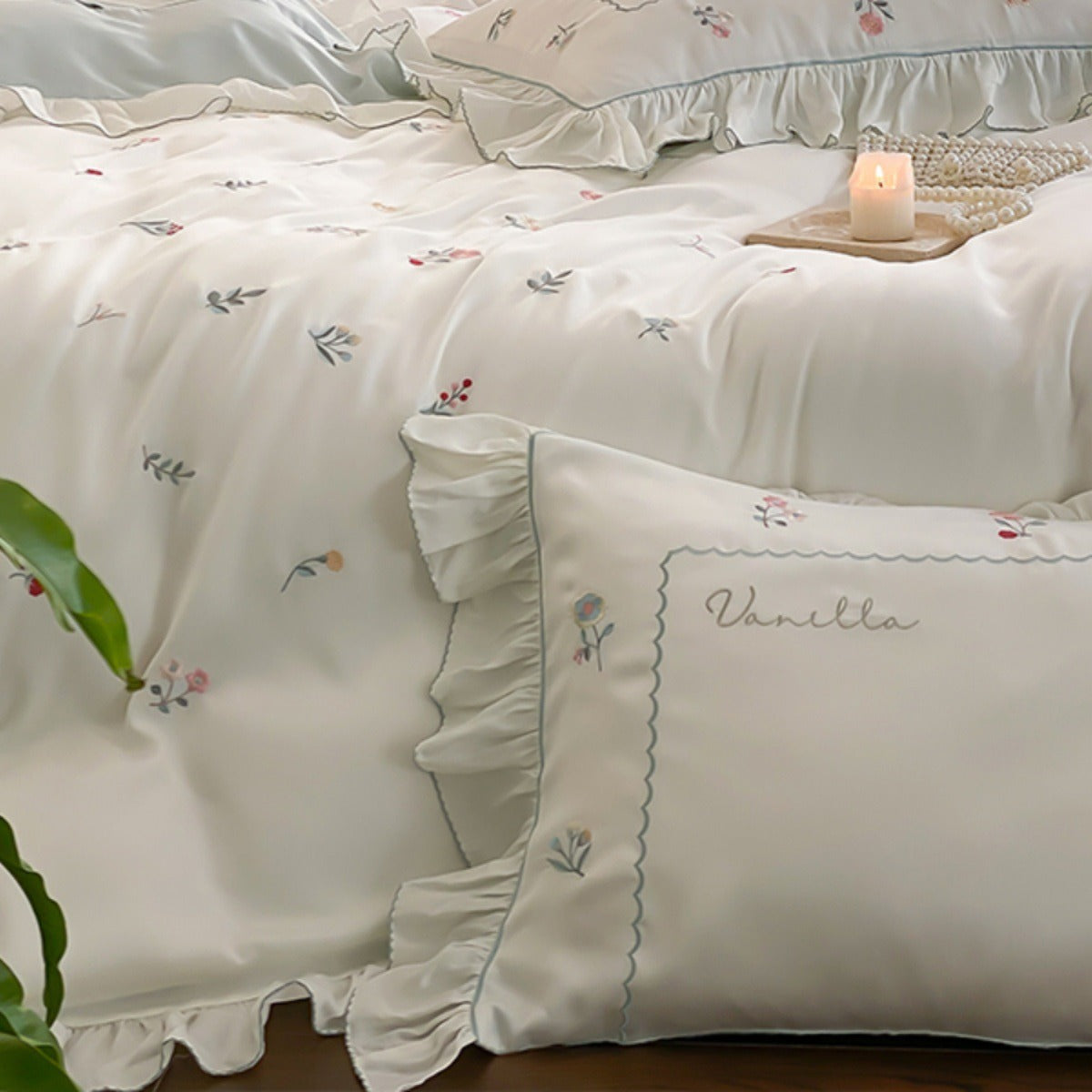 Romantisches Baumwollsatin-Bettwaren-Set mit zarter Blumenstickerei und Volant-Besatz