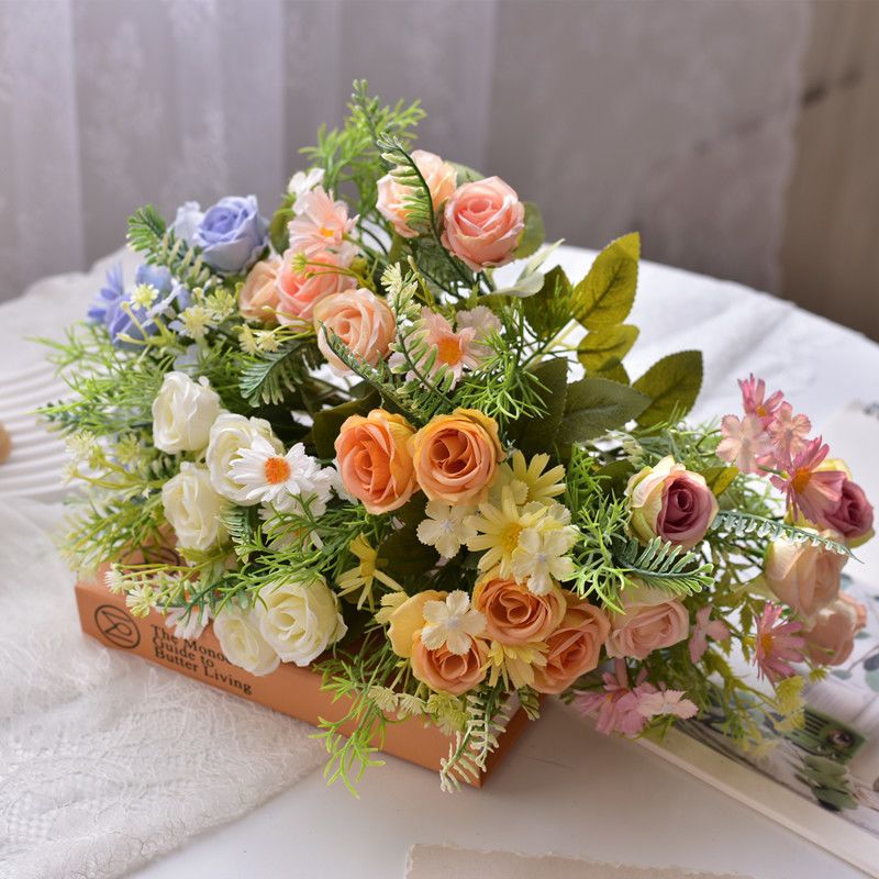 Lebensechter künstlicher Blumenstrauß mit Farnakzenten