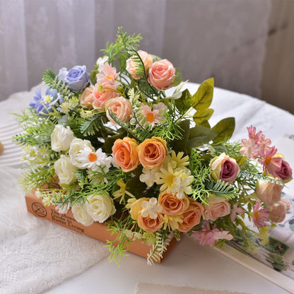 Lebensechter künstlicher Blumenstrauß mit Farnakzenten