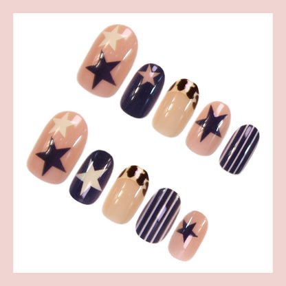 Kunstnagelset mit zarten Rosenakzenten Brehn