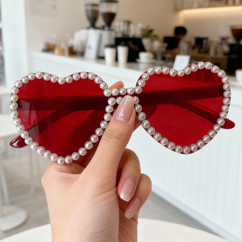 Herzförmige Sonnenbrille mit Perlenakzenten Brehn