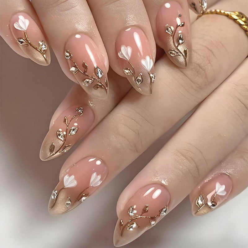 Elegante Kunstnägel mit floralen Verzierungen Brehn