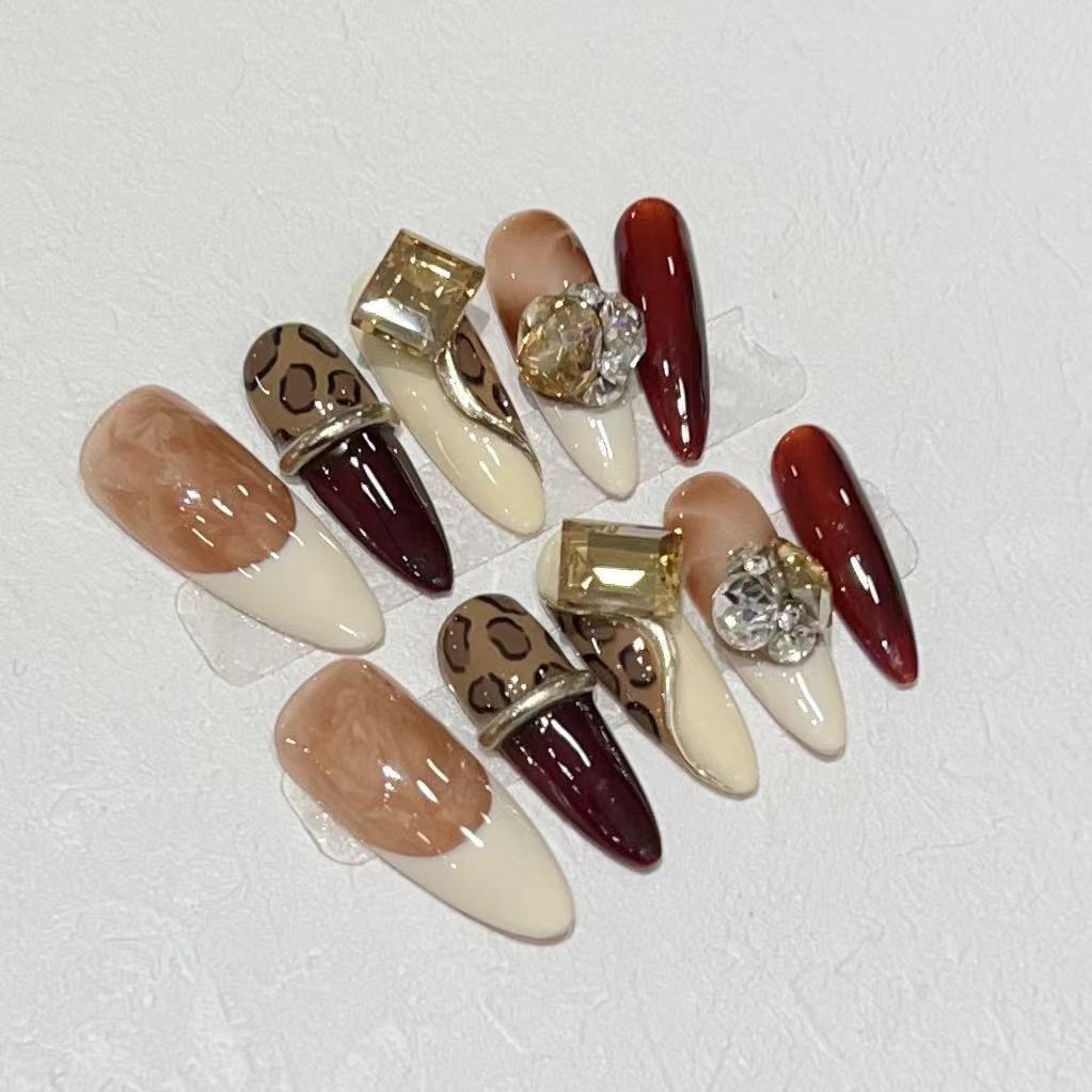 Stiletto Press-On Nagelkunst Set mit dekorativen Edelsteinakzenten Brehn
