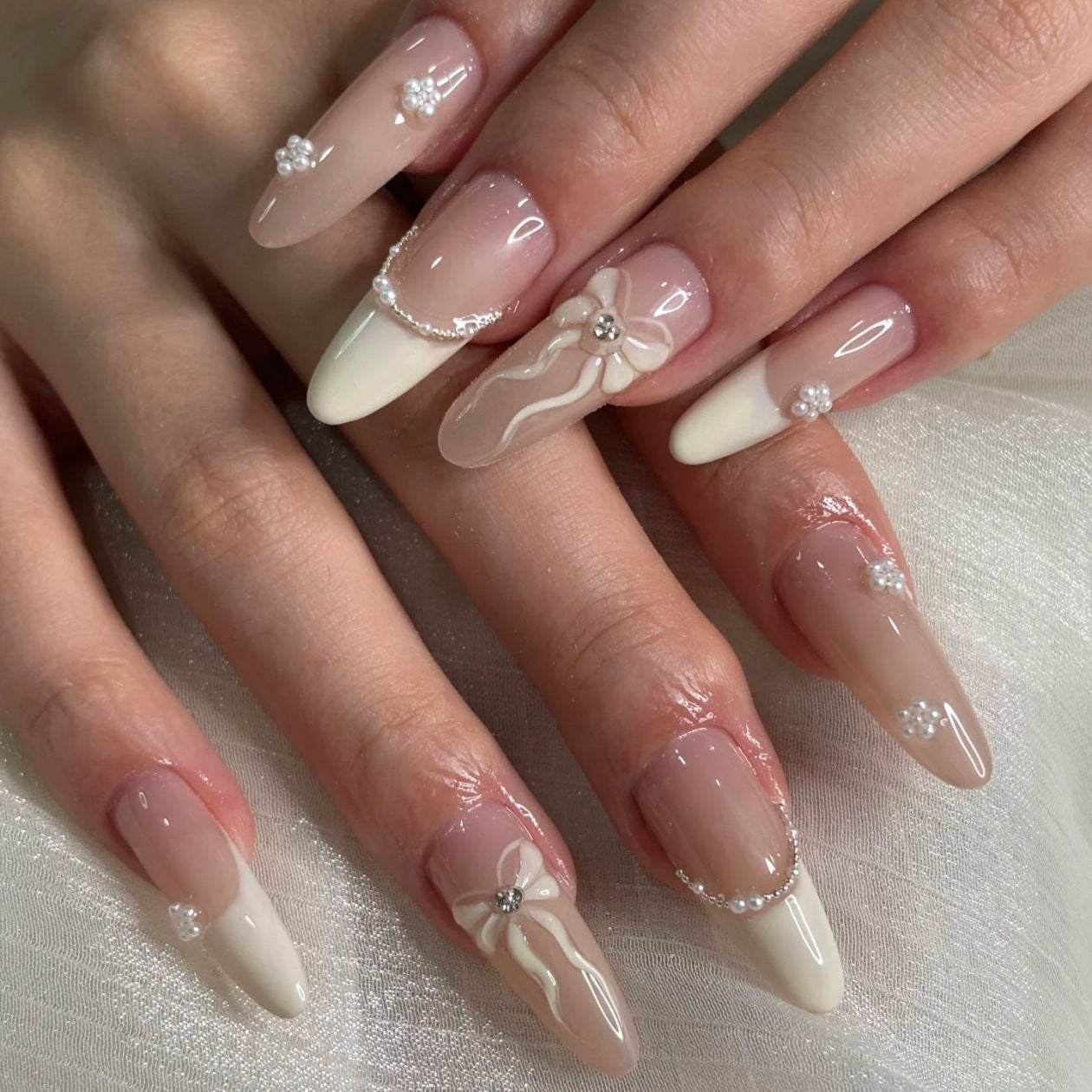 Künstlerisches, mandelförmiges Press-On-Nagelset mit eleganten floralen Akzenten Brehn