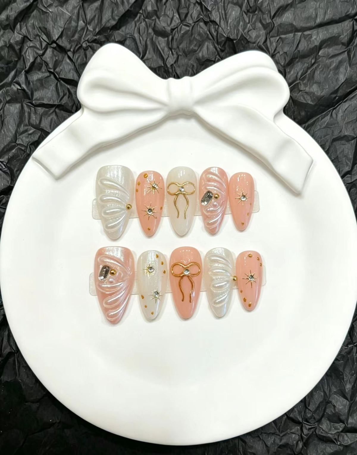 Dekoratives Press-On Nagelkunst-Set mit floralen und verspielten Designs