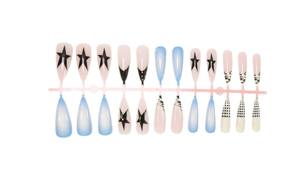 Kunstnagelset mit stylischen geometrischen Designs und glamourösen Akzenten Brehn