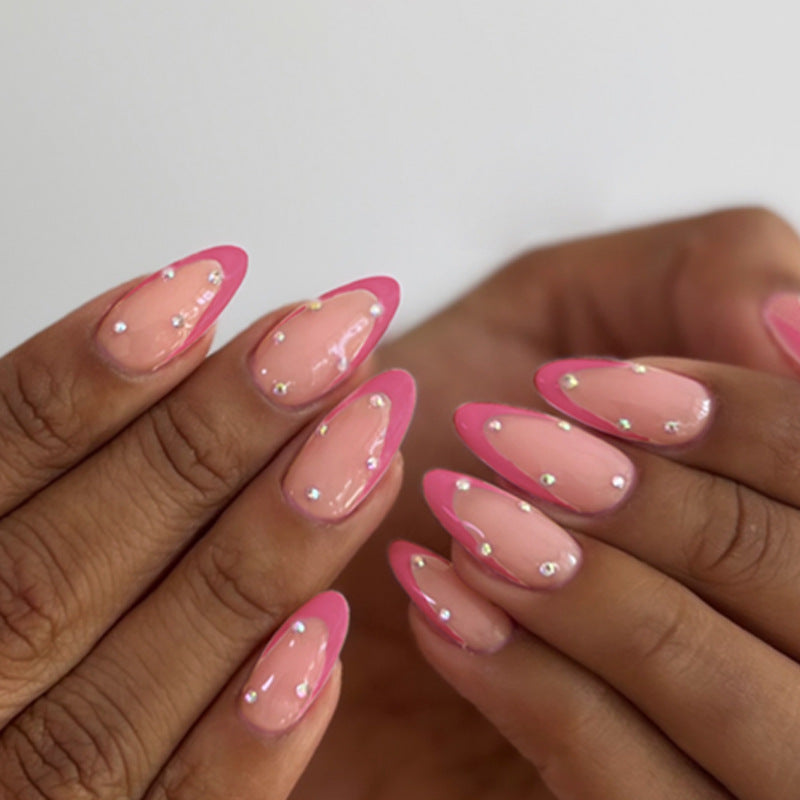 Kunstnagelset mit eleganten Spitzen und funkelnden Akzenten Brehn