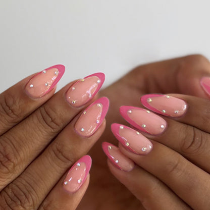 Kunstnagelset mit eleganten Spitzen und funkelnden Akzenten Brehn