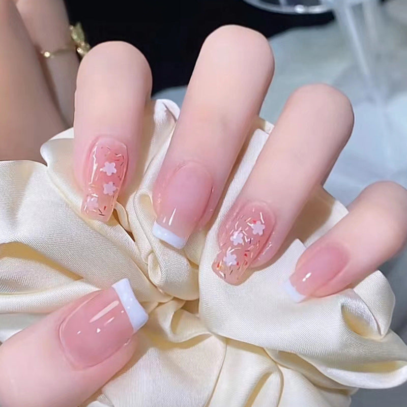 Kunstnagelset mit floralen Verzierungen und elegantem französischen Design Brehn