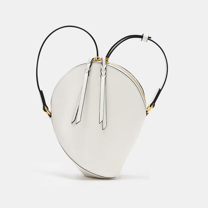 Skulpturales Tropfen-Crossbody-Bag mit verstellbarem Riemen & Quastenreißverschluss