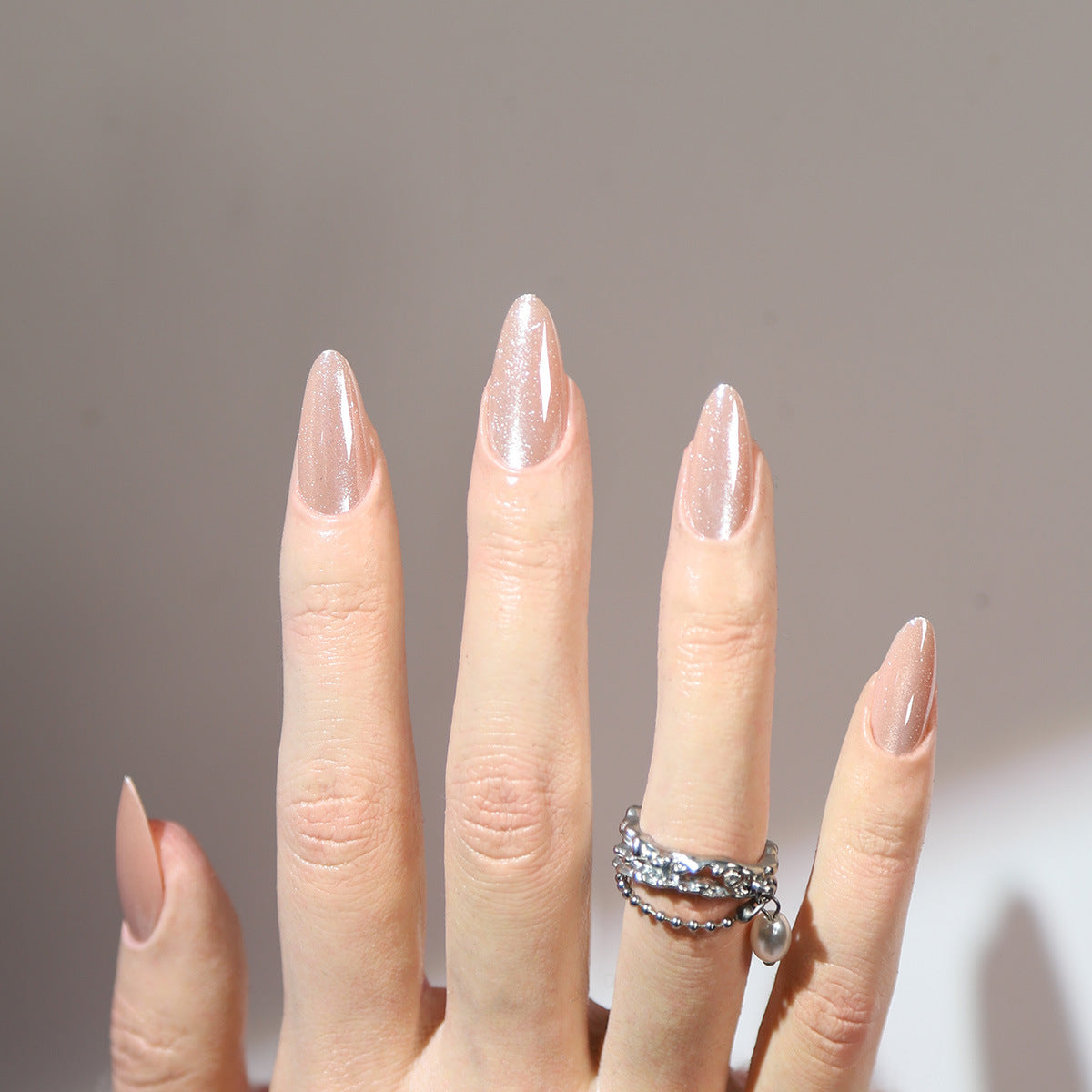 Glänzende Stiletto Druck-Nägel mit funkelndem Finish Brehn