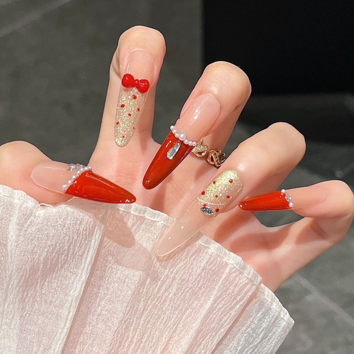 Künstlerische Stiletto Press-On Nagelkunst mit schimmernden Akzenten Brehn