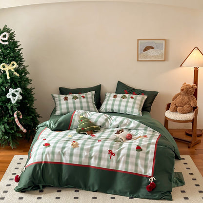 Weihnachtliche Baumwollsatin-Bettwäschegarnitur mit kariertem Patchwork, gestickten Applikationen und Pompon-Details Brehn
