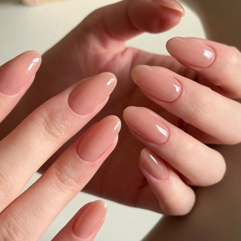 Elegante mandelförmige glanzende Nagelverstärkungen