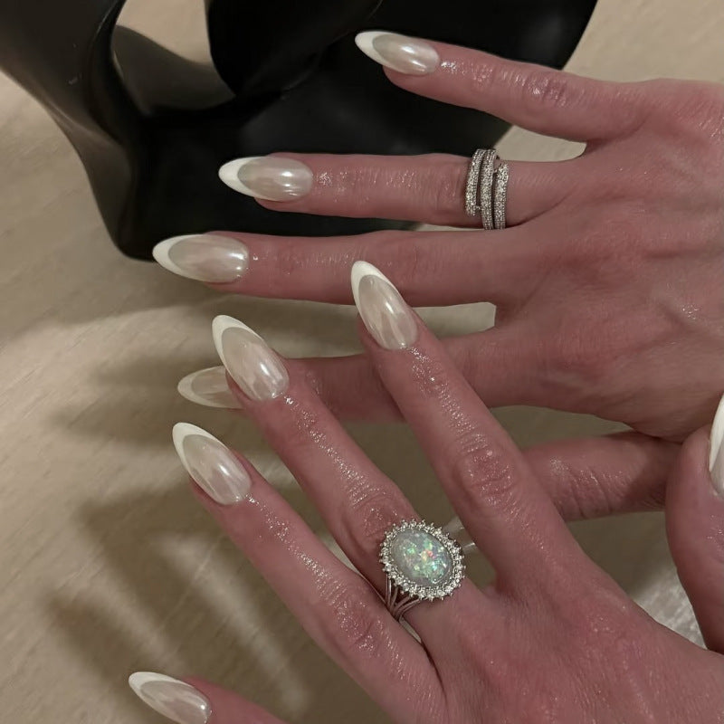 Kunstvolle Stiletto-Nägel mit Eleganten French-Tip Verzierungen Brehn