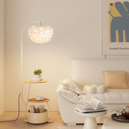Künstlerische Stehlampe mit elegantem Federlampenschirm